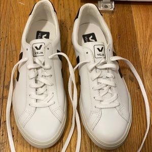 Vejas- size US 9, EUR 40